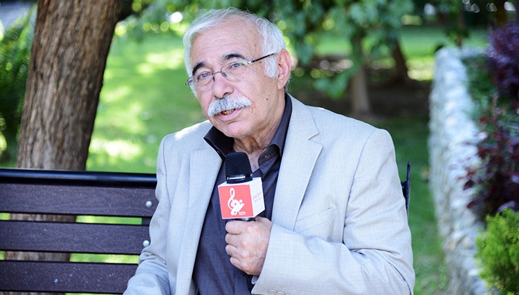 اغلب مداحان، اشعار خود را یکنواخت میخوانند