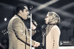 بوسه‌ای که حاشیه ساز شد؛ اقدام جنجالی مانی رهنما در کنسرت! /عکس